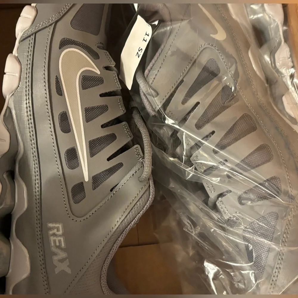 Nike Reax 8 TR Men's Workout Grey Low-Top Sneakers- 9.5